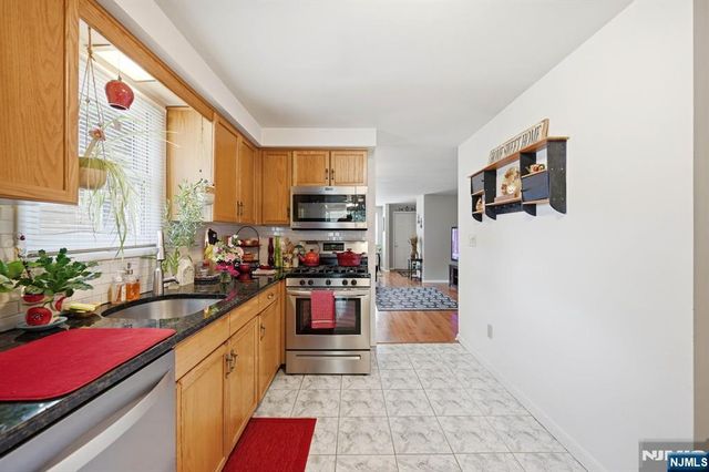 15 Orchard Street, Bloomingdale, NJ 07403