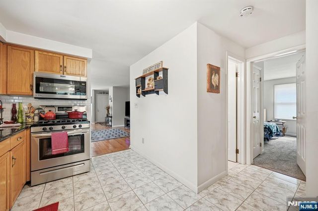 15 Orchard Street, Bloomingdale, NJ 07403