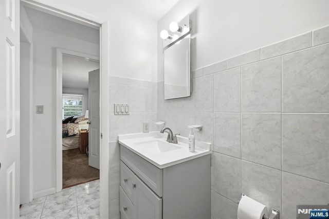 15 Orchard Street, Bloomingdale, NJ 07403