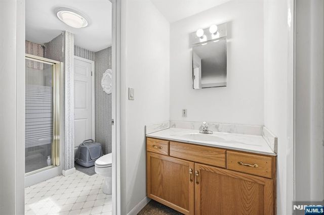 15 Orchard Street, Bloomingdale, NJ 07403
