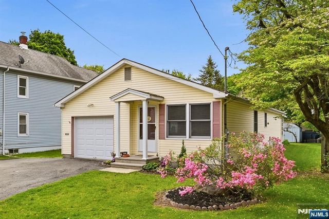 15 Orchard Street, Bloomingdale, NJ 07403