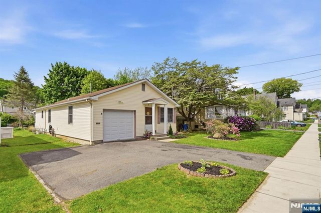 15 Orchard Street, Bloomingdale, NJ 07403