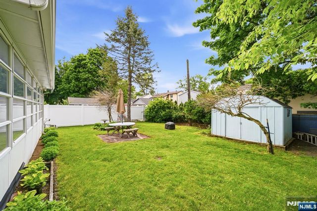 15 Orchard Street, Bloomingdale, NJ 07403