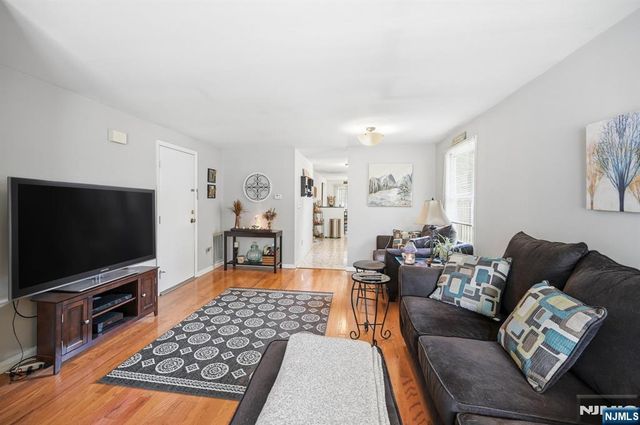 15 Orchard Street, Bloomingdale, NJ 07403