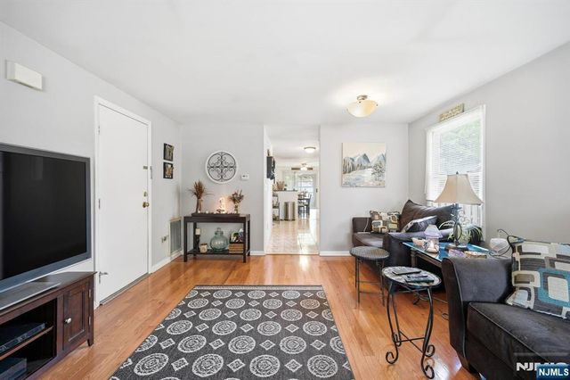 15 Orchard Street, Bloomingdale, NJ 07403