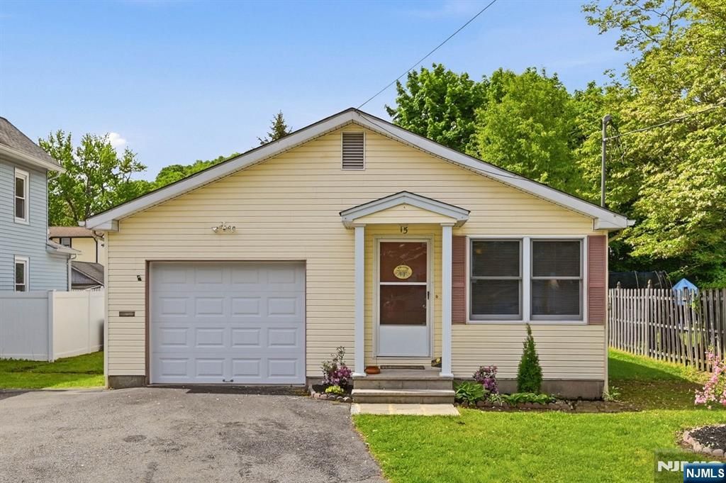 15 Orchard Street, Bloomingdale, NJ 07403
