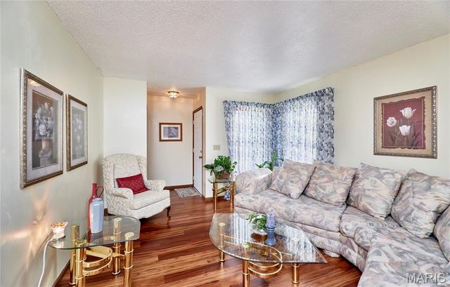 6595 E Dolphin Circle, Florissant, MO 63033