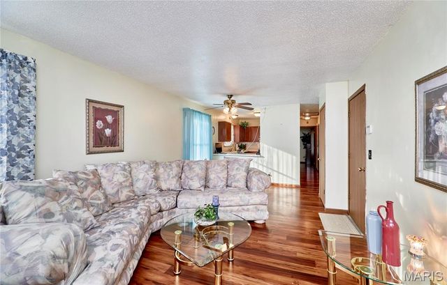 6595 E Dolphin Circle, Florissant, MO 63033