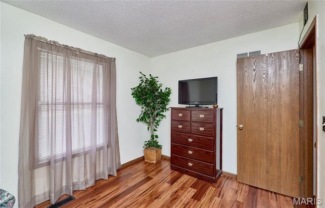 6595 E Dolphin Circle, Florissant, MO 63033