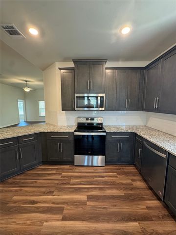 7512 Noble Oaks Drive, Fort Worth, TX 76120