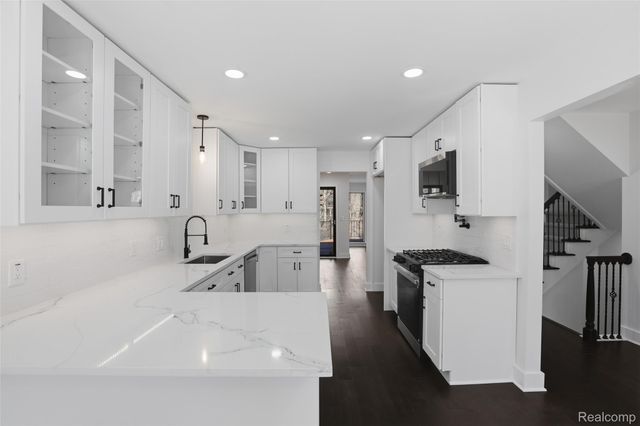 1135 Ivyglen Circle, Bloomfield Hills, MI 48304