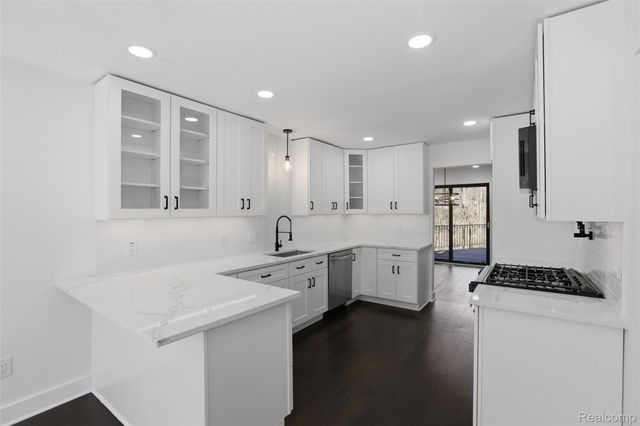 1135 Ivyglen Circle, Bloomfield Hills, MI 48304