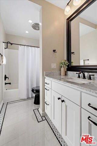 622 S Barrington Avenue 206, Los Angeles, CA 90049