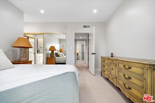 622 S Barrington Avenue 206, Los Angeles, CA 90049