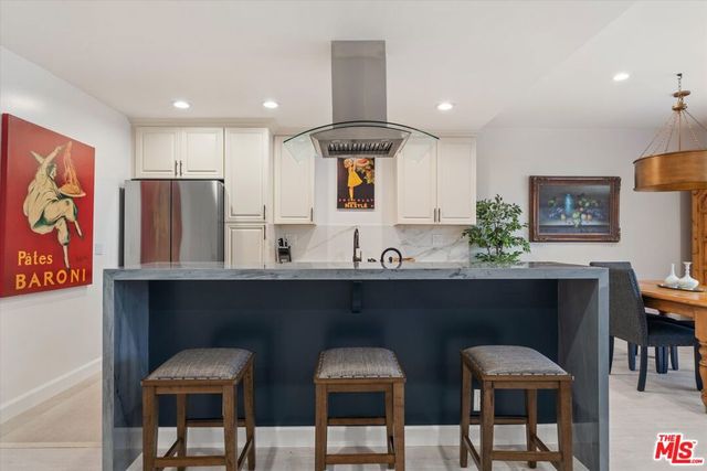 622 S Barrington Avenue 206, Los Angeles, CA 90049