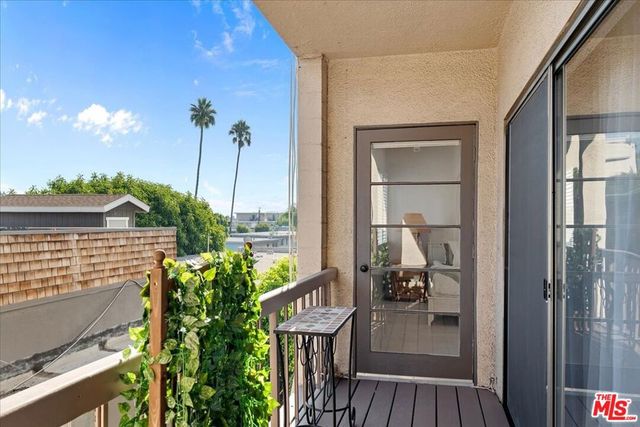 622 S Barrington Avenue 206, Los Angeles, CA 90049