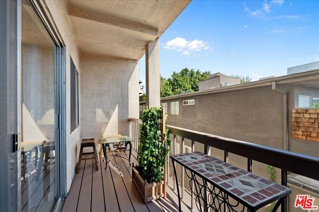 622 S Barrington Avenue 206, Los Angeles, CA 90049