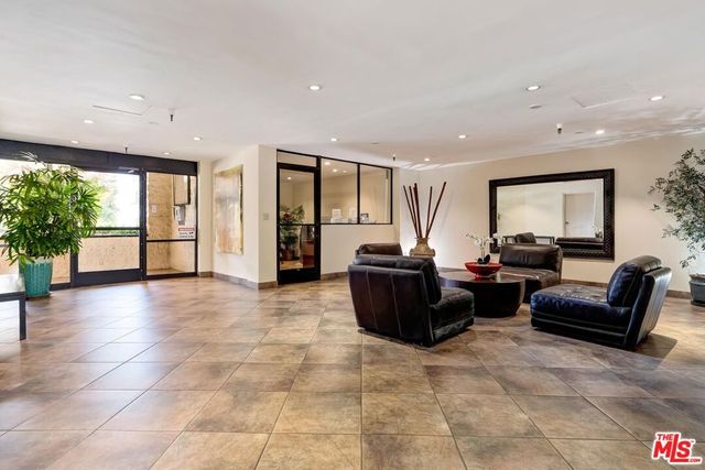 622 S Barrington Avenue 206, Los Angeles, CA 90049