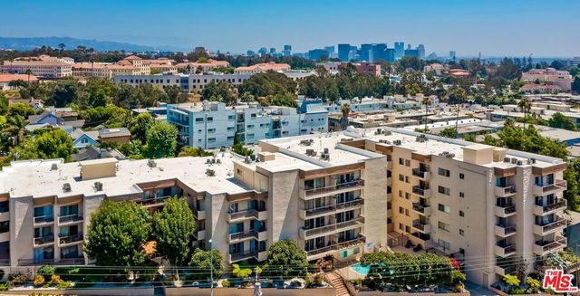 622 S Barrington Avenue 206, Los Angeles, CA 90049