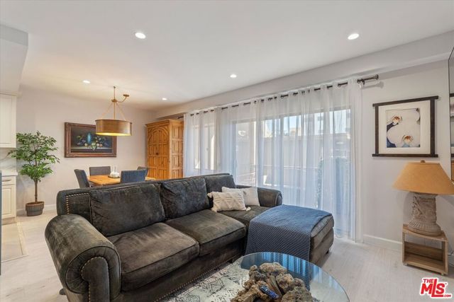 622 S Barrington Avenue 206, Los Angeles, CA 90049