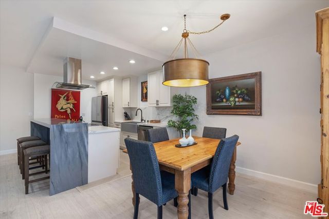 622 S Barrington Avenue 206, Los Angeles, CA 90049