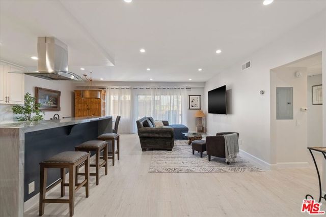 622 S Barrington Avenue 206, Los Angeles, CA 90049