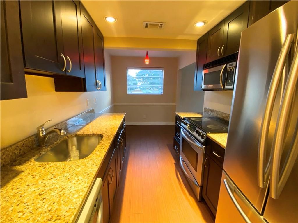 2591 NE 55 Court 105, Fort Lauderdale, FL 33308