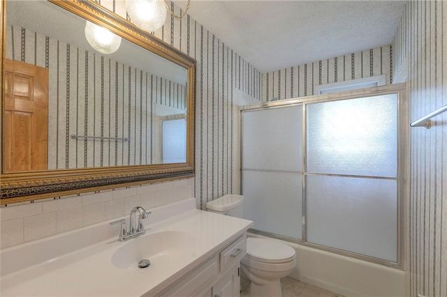 313 SW Ensley Lane, Lee's Summit, MO 64081