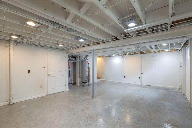 313 SW Ensley Lane, Lee's Summit, MO 64081