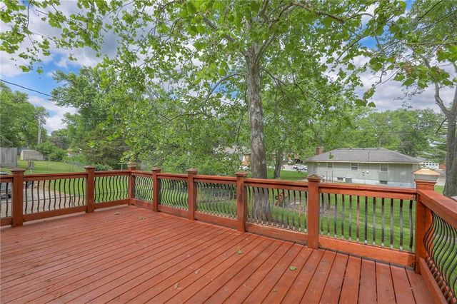 313 SW Ensley Lane, Lee's Summit, MO 64081