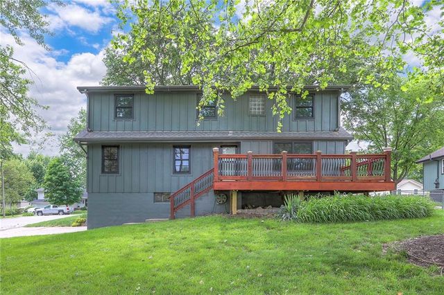 313 SW Ensley Lane, Lee's Summit, MO 64081