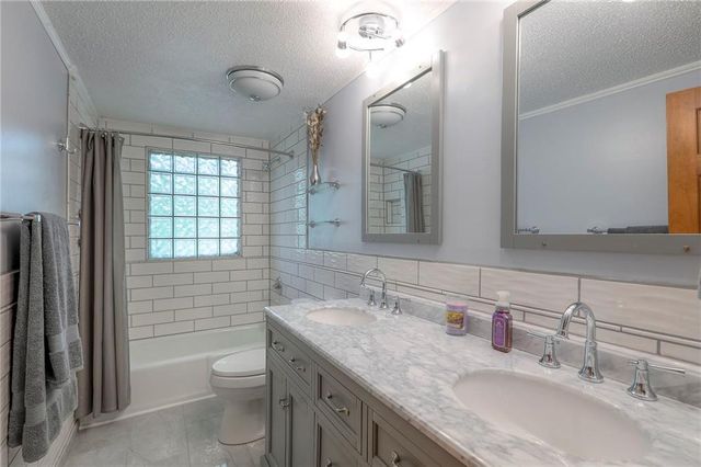 313 SW Ensley Lane, Lee's Summit, MO 64081