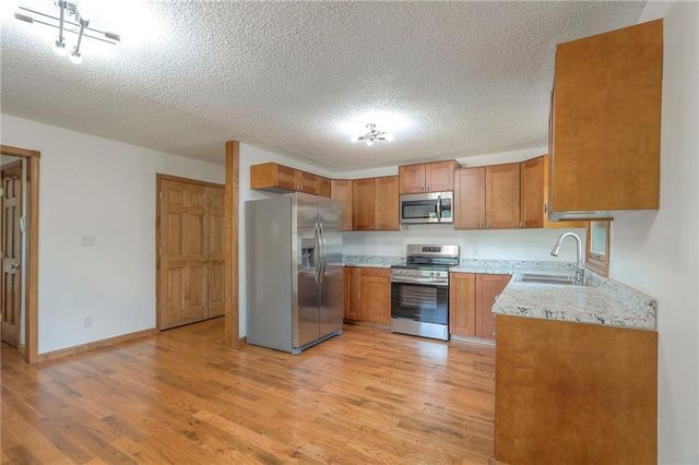 313 SW Ensley Lane, Lee's Summit, MO 64081