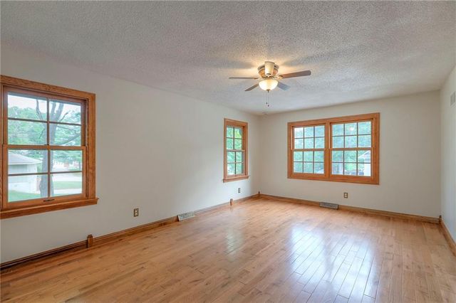 313 SW Ensley Lane, Lee's Summit, MO 64081