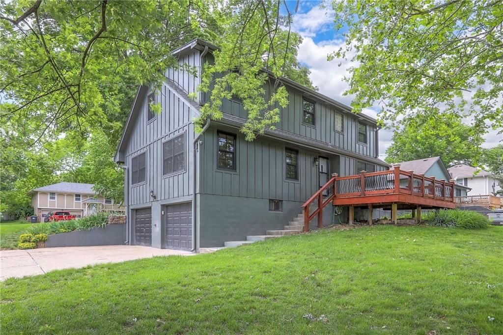 313 SW Ensley Lane, Lee's Summit, MO 64081