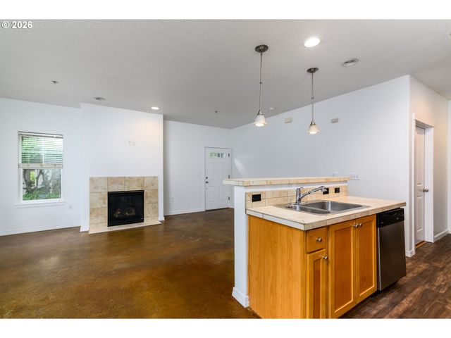 10651 Ne RED WING Way 102, Hillsboro, OR 97006