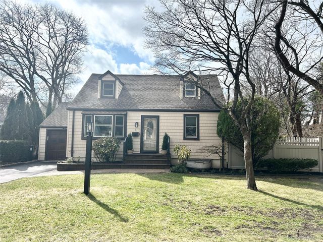 5 Slade Place, Bay Shore, NY 11706