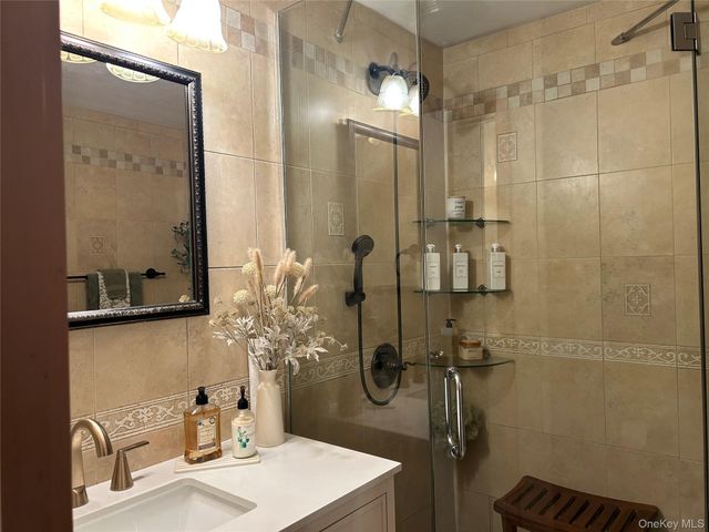 5 Slade Place, Bay Shore, NY 11706