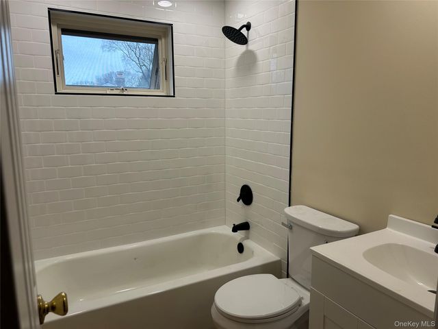 5 Slade Place, Bay Shore, NY 11706