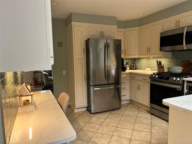 5 Slade Place, Bay Shore, NY 11706