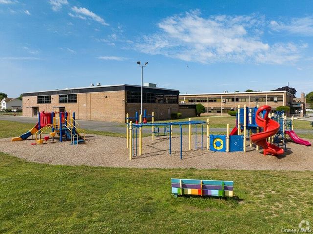 5 Slade Place, Bay Shore, NY 11706