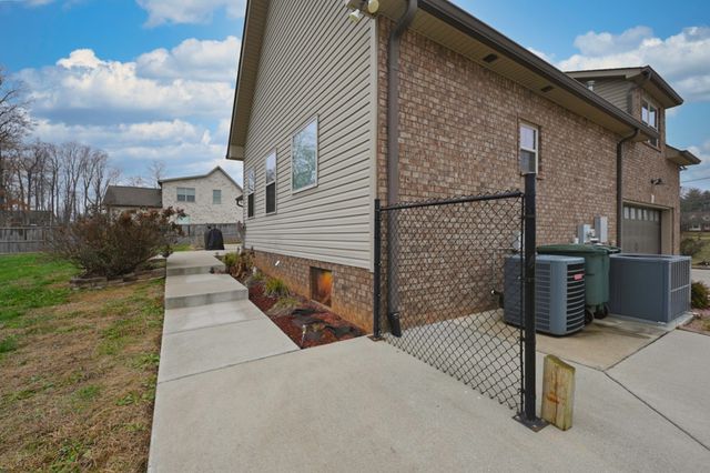 727A N Russell St, Portland, TN 37148