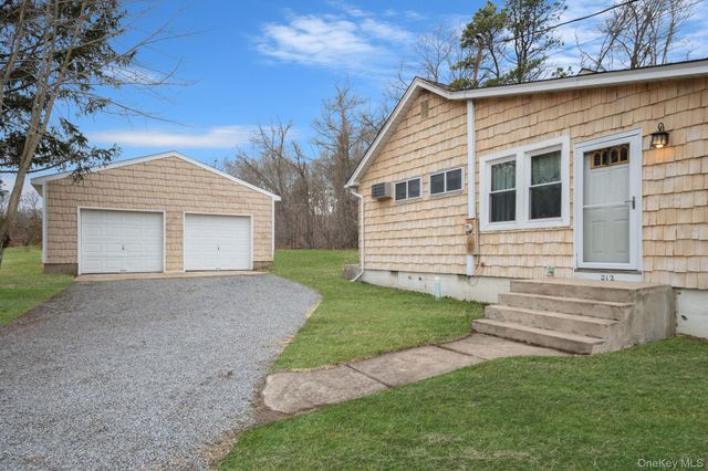 212 Mount Vernon Avenue, Medford, NY 11763
