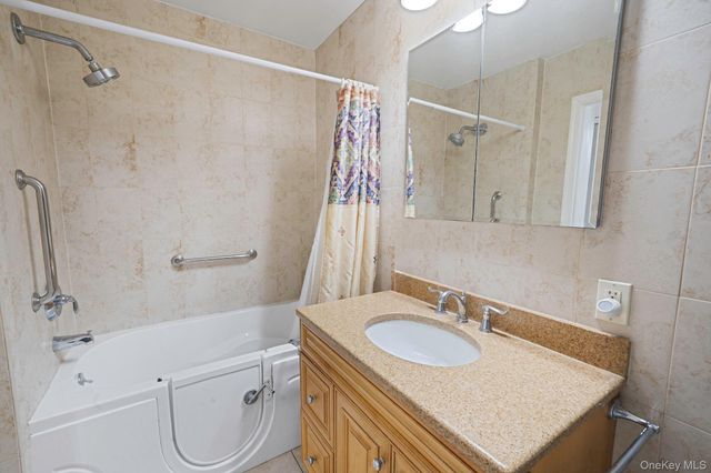 212 Mount Vernon Avenue, Medford, NY 11763