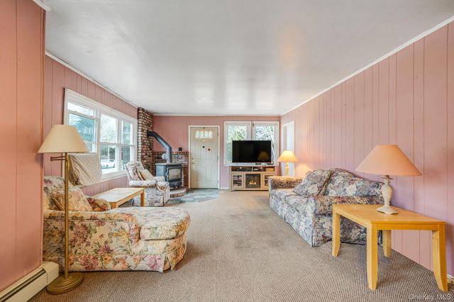 212 Mount Vernon Avenue, Medford, NY 11763