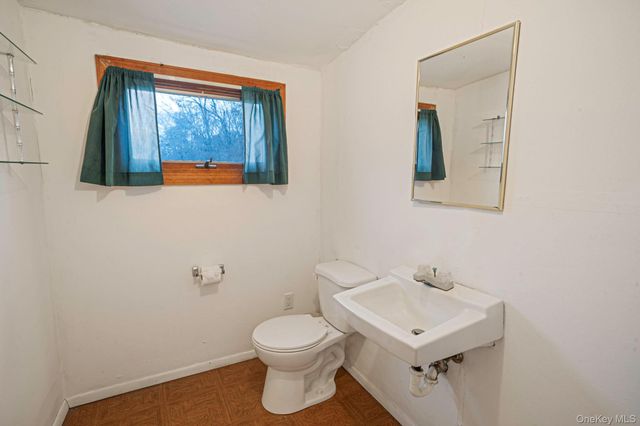 212 Mount Vernon Avenue, Medford, NY 11763