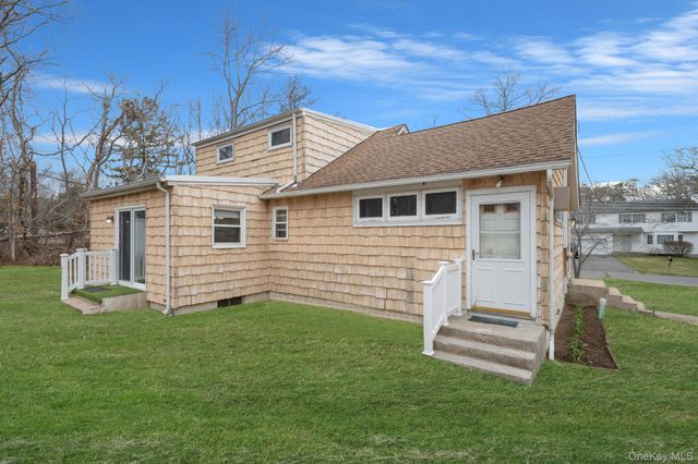 212 Mount Vernon Avenue, Medford, NY 11763