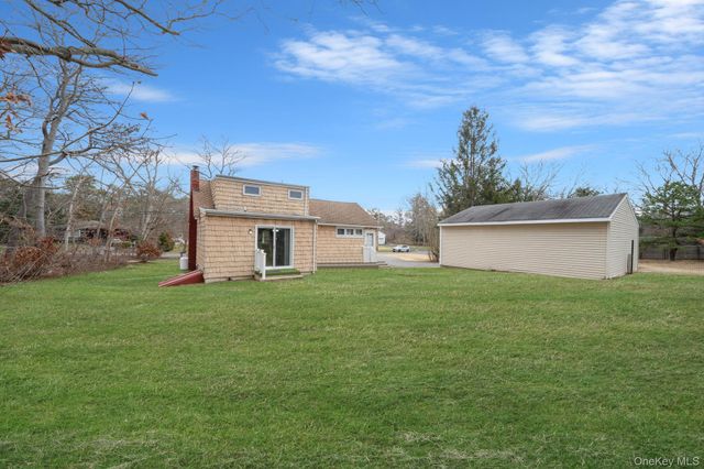 212 Mount Vernon Avenue, Medford, NY 11763