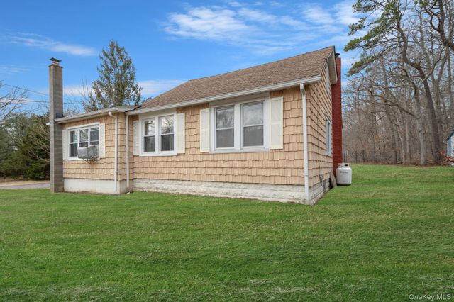 212 Mount Vernon Avenue, Medford, NY 11763