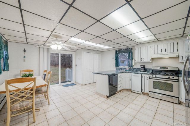 212 Mount Vernon Avenue, Medford, NY 11763